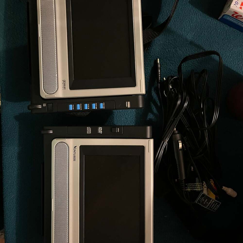 Venturer PVS1960 Portable Dual Screen 7 inch DVD Player with Remote and Bag